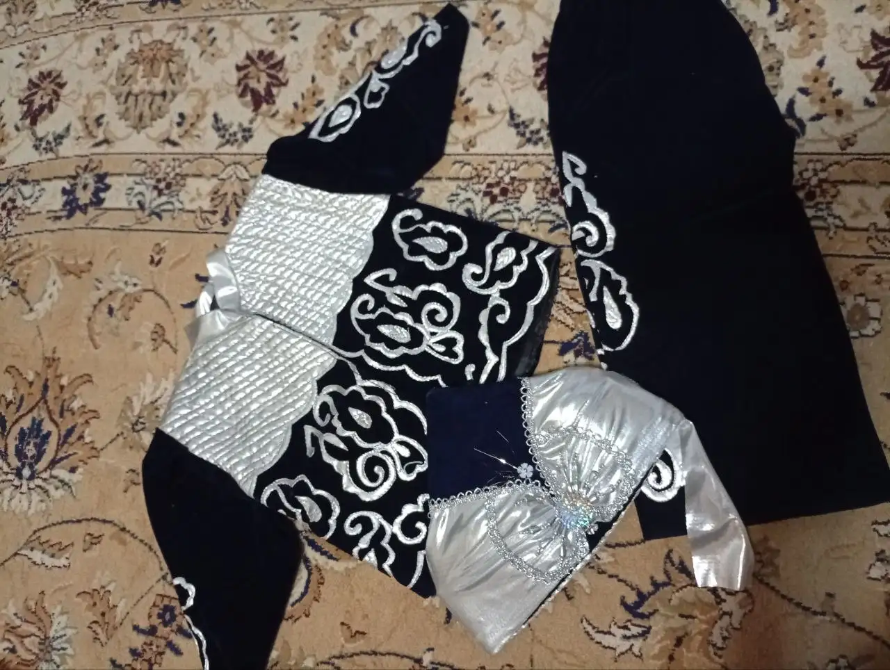 Продажа детских шапок, конверта и национального костюма - Одежда (Товары для детей) в Сургут