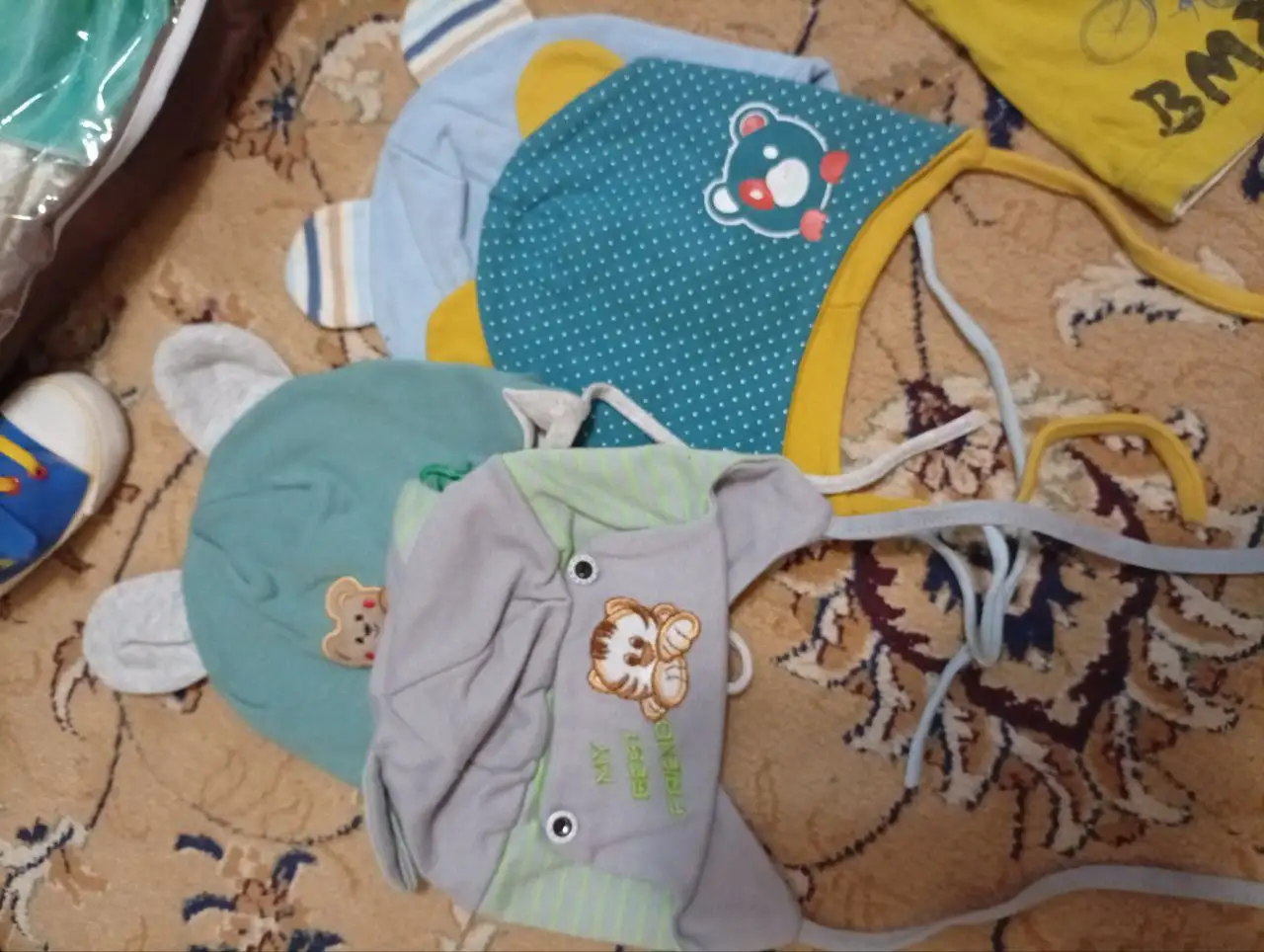 Продажа детских шапок, конверта и национального костюма - Одежда (Товары для детей) в Сургут