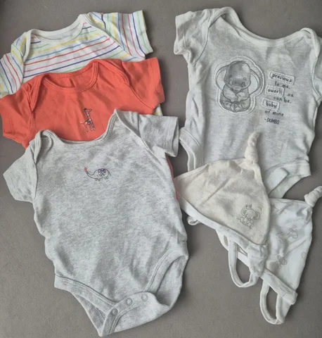 Боди Mothercare и 2 шапочки, размер 1-3 месяца - Товары для детей в Сургут