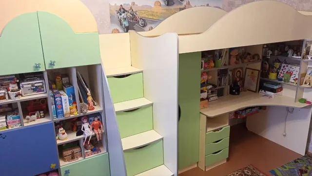 Продажа детской мебели: кровать-чердак и шкаф - Аксессуары и игрушки в Нефтеюганск