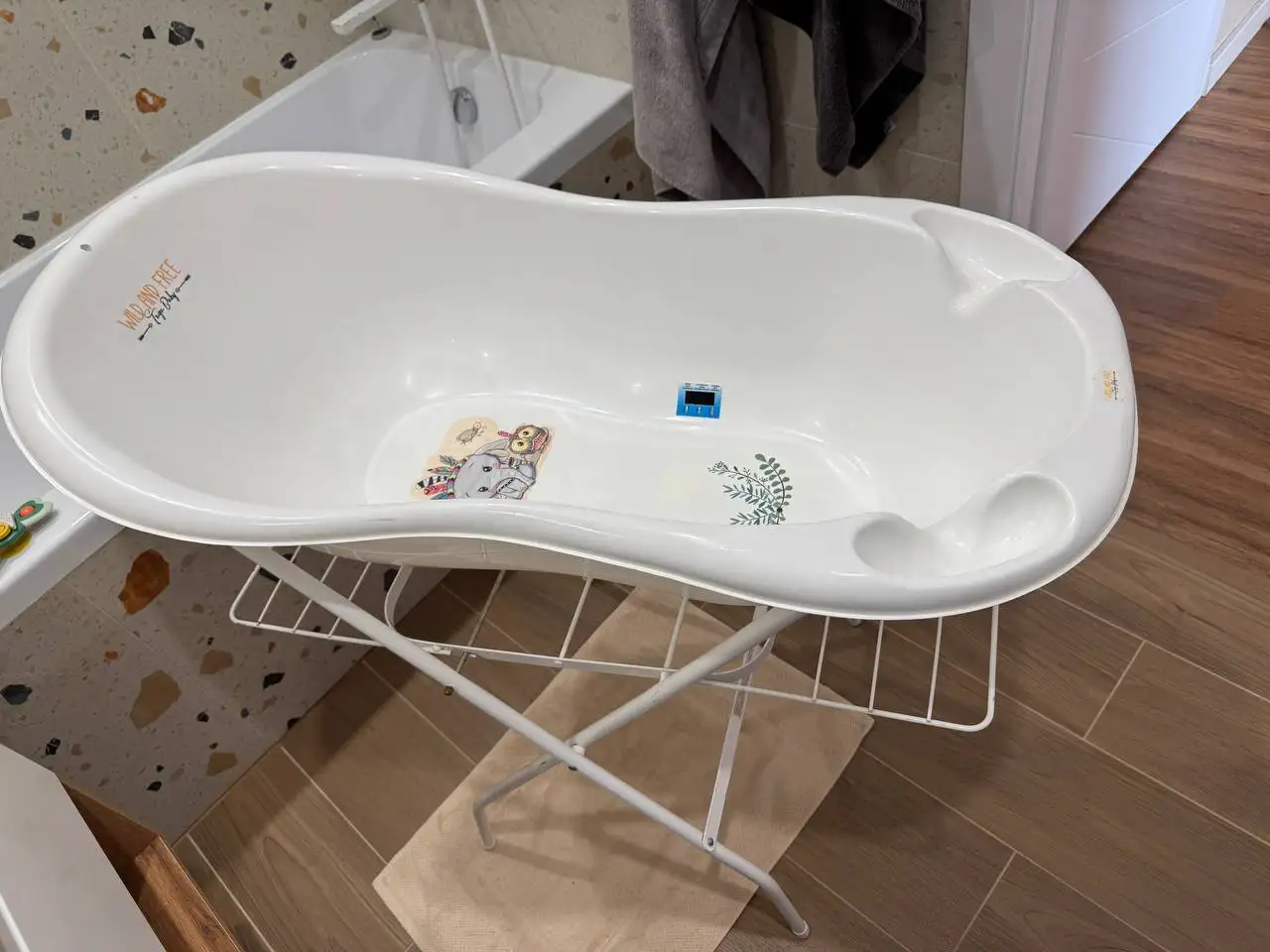 Ванночка для малыша на подставке с термометром - Товары для детей (Барахолка) в Сургут
