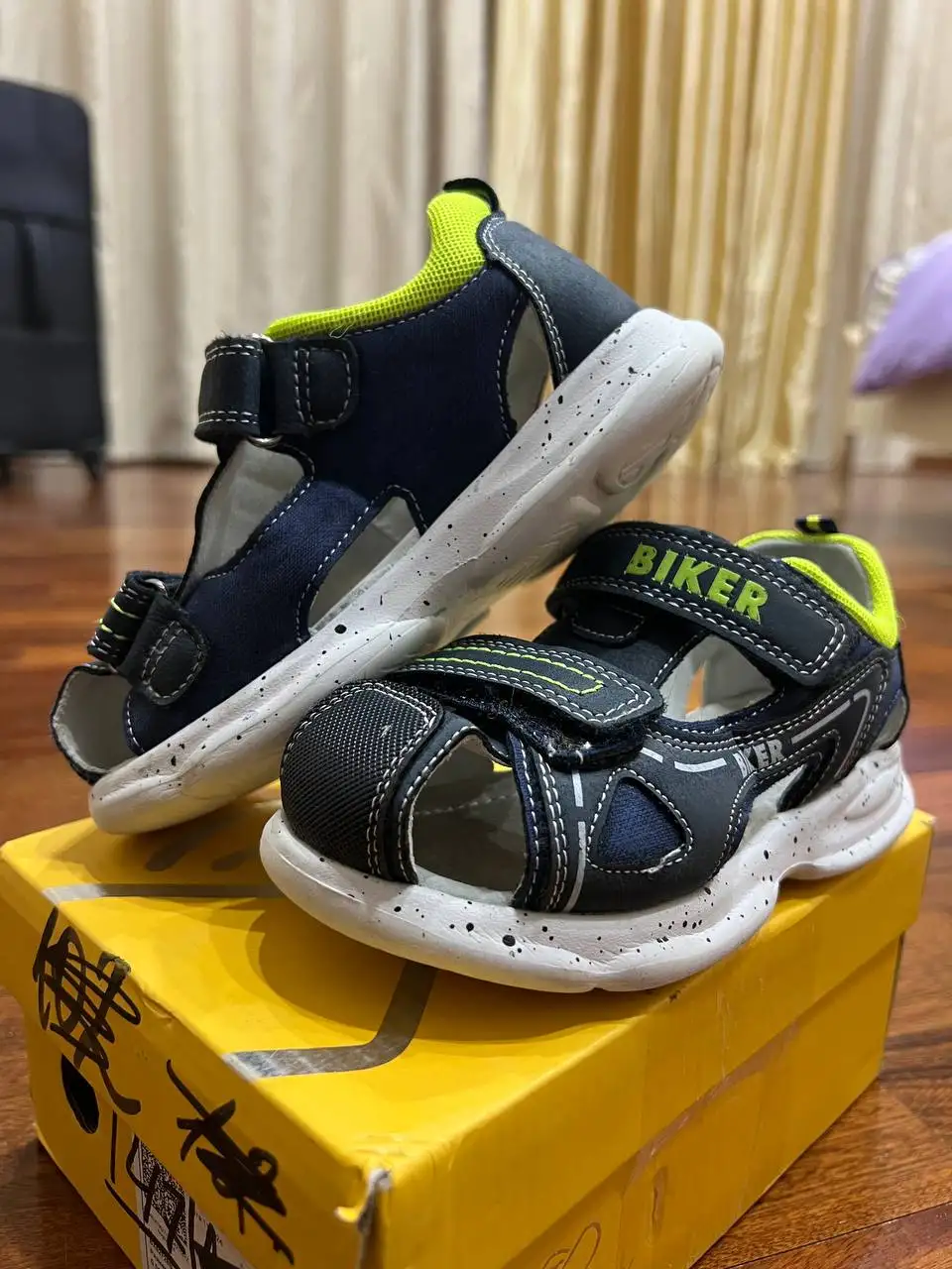 Кроссовки/кеды и сандалии 26 размер - Барахолка в Сургут