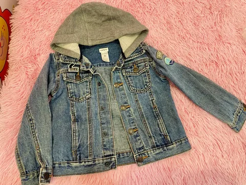 Джинсовая куртка Carters на 5 лет - Головные уборы в Сургут