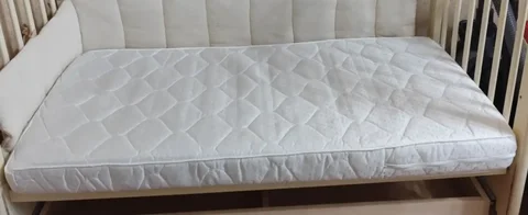 Продам матрас 120х60 с комплектом - Спальные принадлежности в Сургут