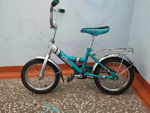 Детский велосипед с балансировочными колесами - Детский транспорт в Белый Яр