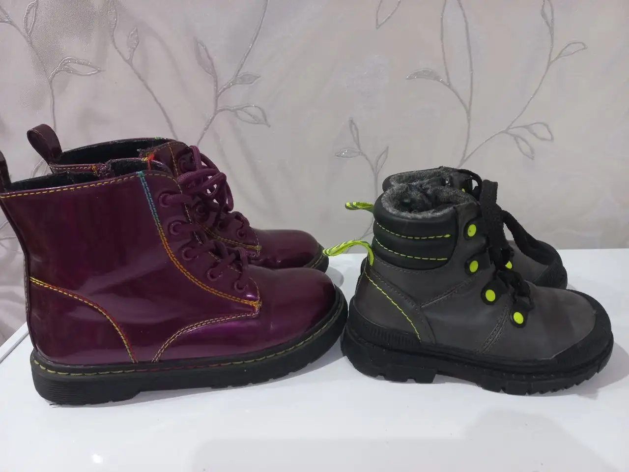 Детская одежда: бордовые и серые костюмы - Одежда (Товары для детей) в Сургут