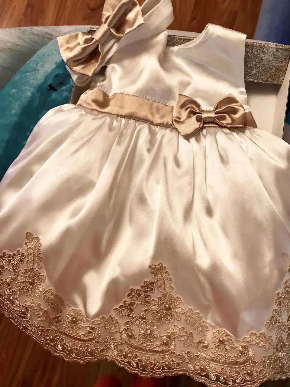 Пышное атласное платье для детей 3-12 месяцев - Одежда для детей (Товары для детей) в Сургут