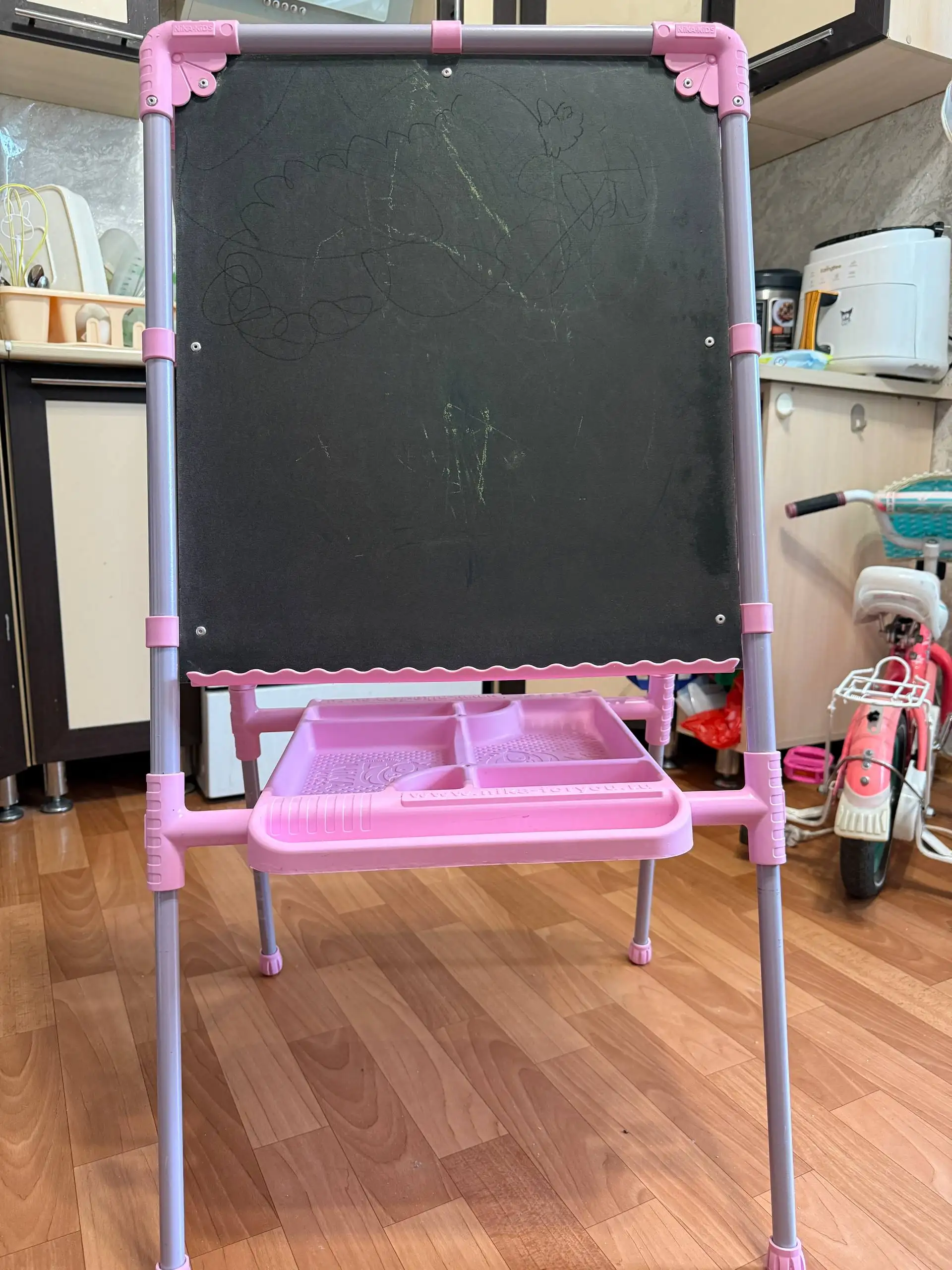 Отдам детскую доску, стол и развивающие материалы - Детские товары (Барахолка) в Сургут