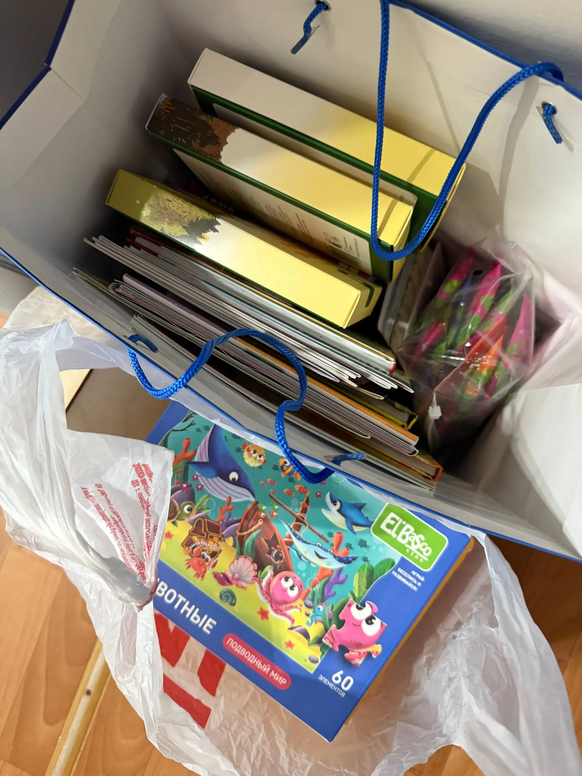 Отдам детскую доску, стол и развивающие материалы - Детские товары (Барахолка) в Сургут