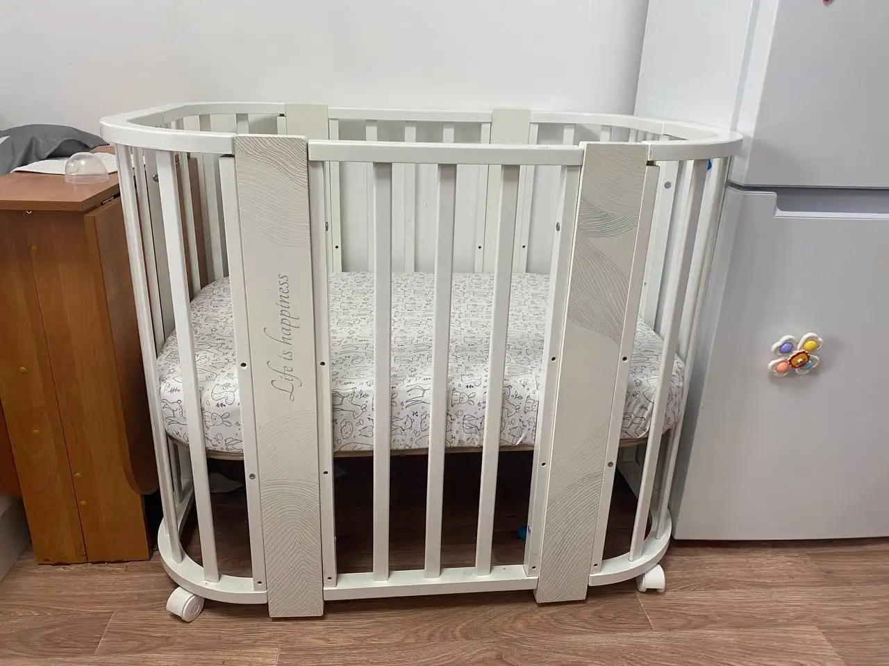 Продам кроватку на вырост с маятником и матрасами - Детская мебель (Товары для детей) в Сургут