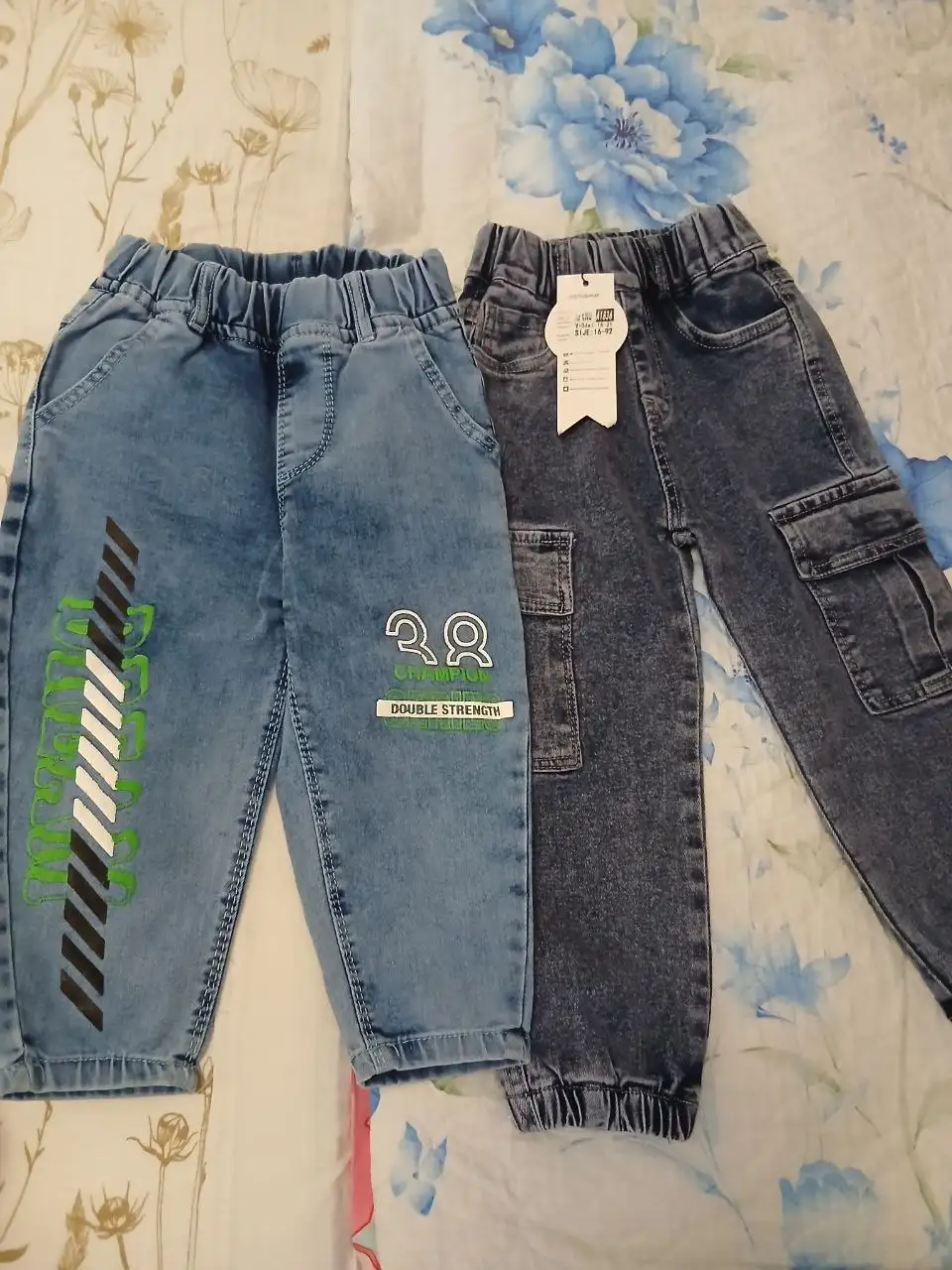 Джинсы на мальчика 3-4 года - Одежда для мальчиков (Товары для детей) в Сургут