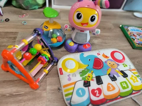 Продам игрушки, 3 музыкальные - Подгузники и детское питание в Сургут