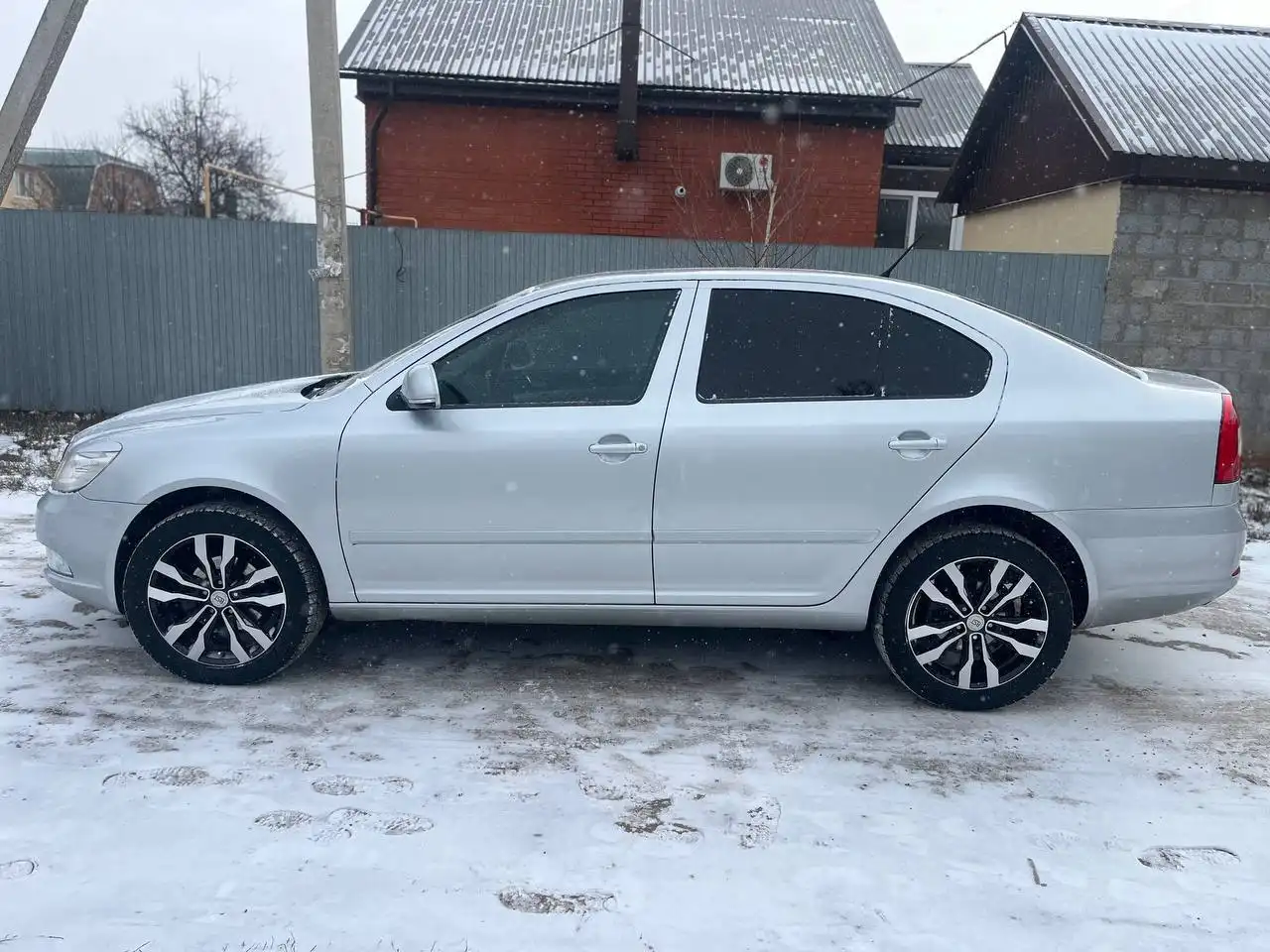 Продажа автомобиля 2012 года в отличном состоянии