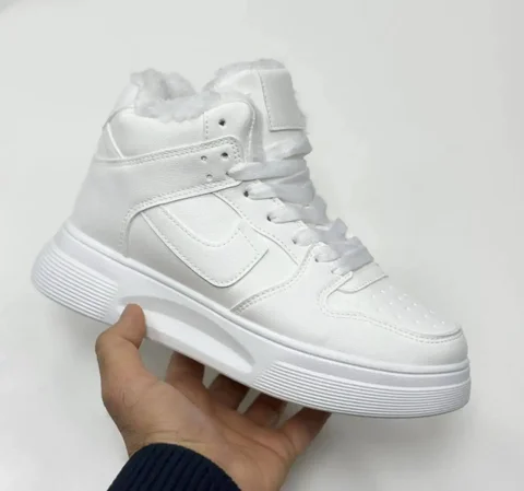 Зимние кроссовки в наличии - Одежда в Неизвестно