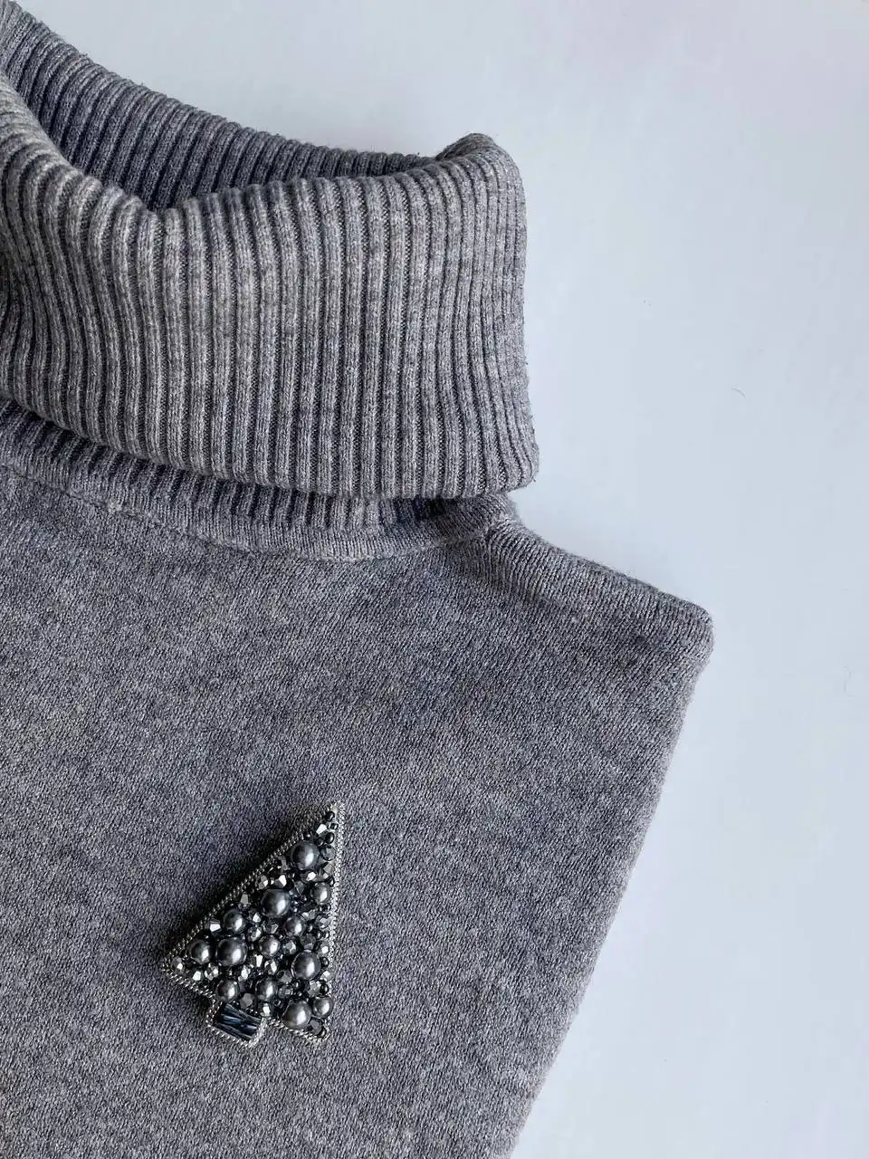 Стильная брошь-ёлка