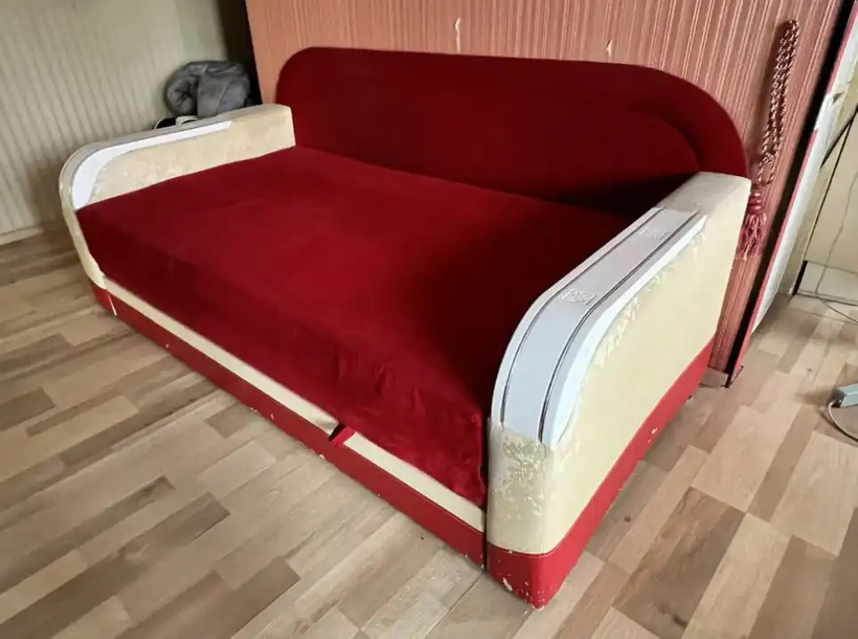 Отдам диван с следами эксплуатации