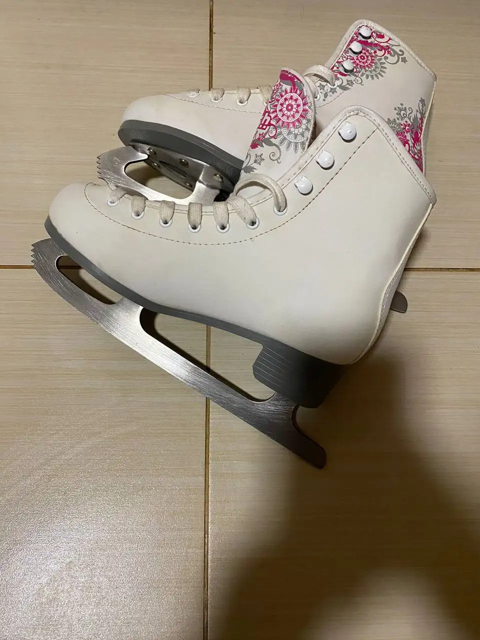 Фигурные коньки 37-38 размера - Спортивные товары (Барахолка) в Тюмень