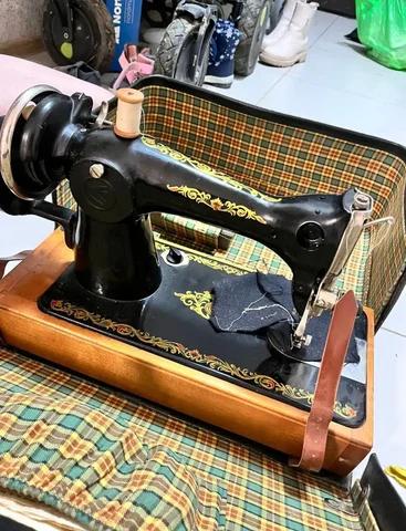 Продам швейную машинку в отличном состоянии - Холодильники в Тюмень