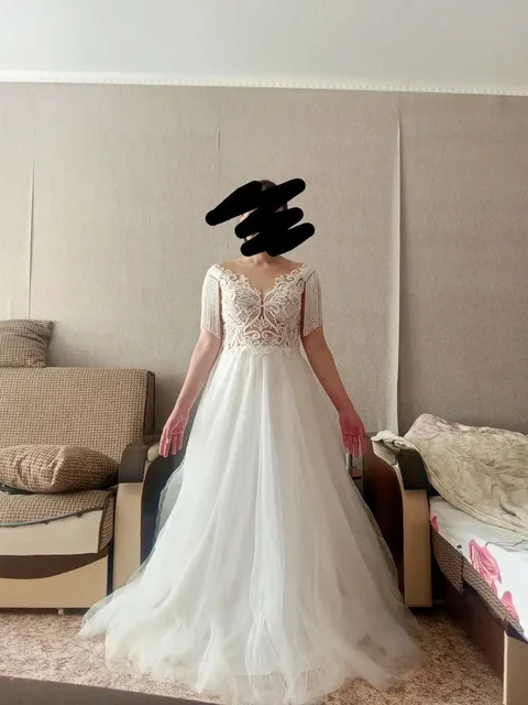 Продам свадебное платье 46-48 размер - Обувь и верхняя одежда в Тюмень