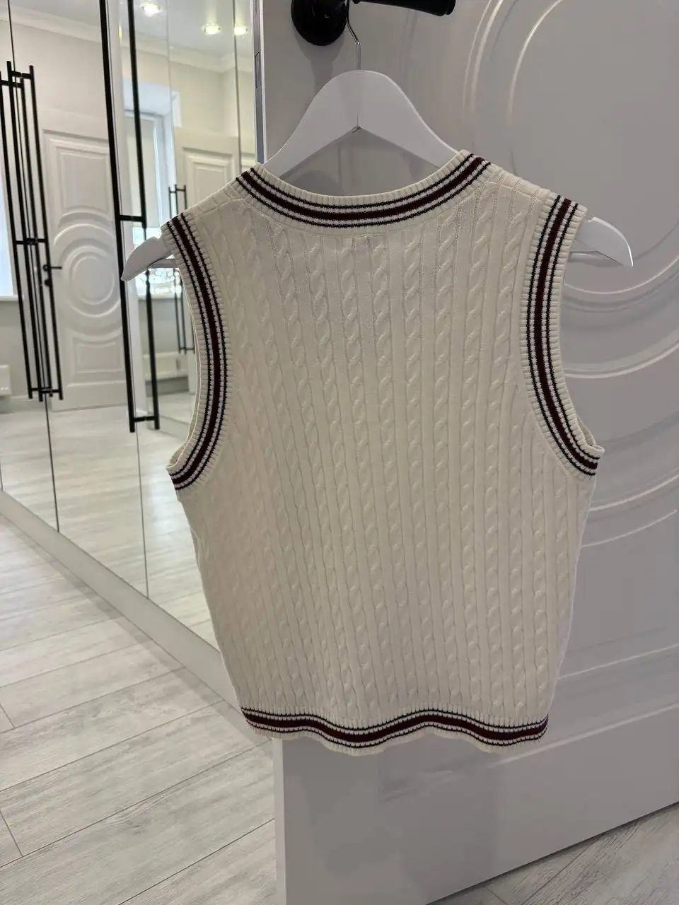 Продам женские вещи: жилетка, свитер, юбка Oodji - Женская одежда (Одежда) в Тюмень