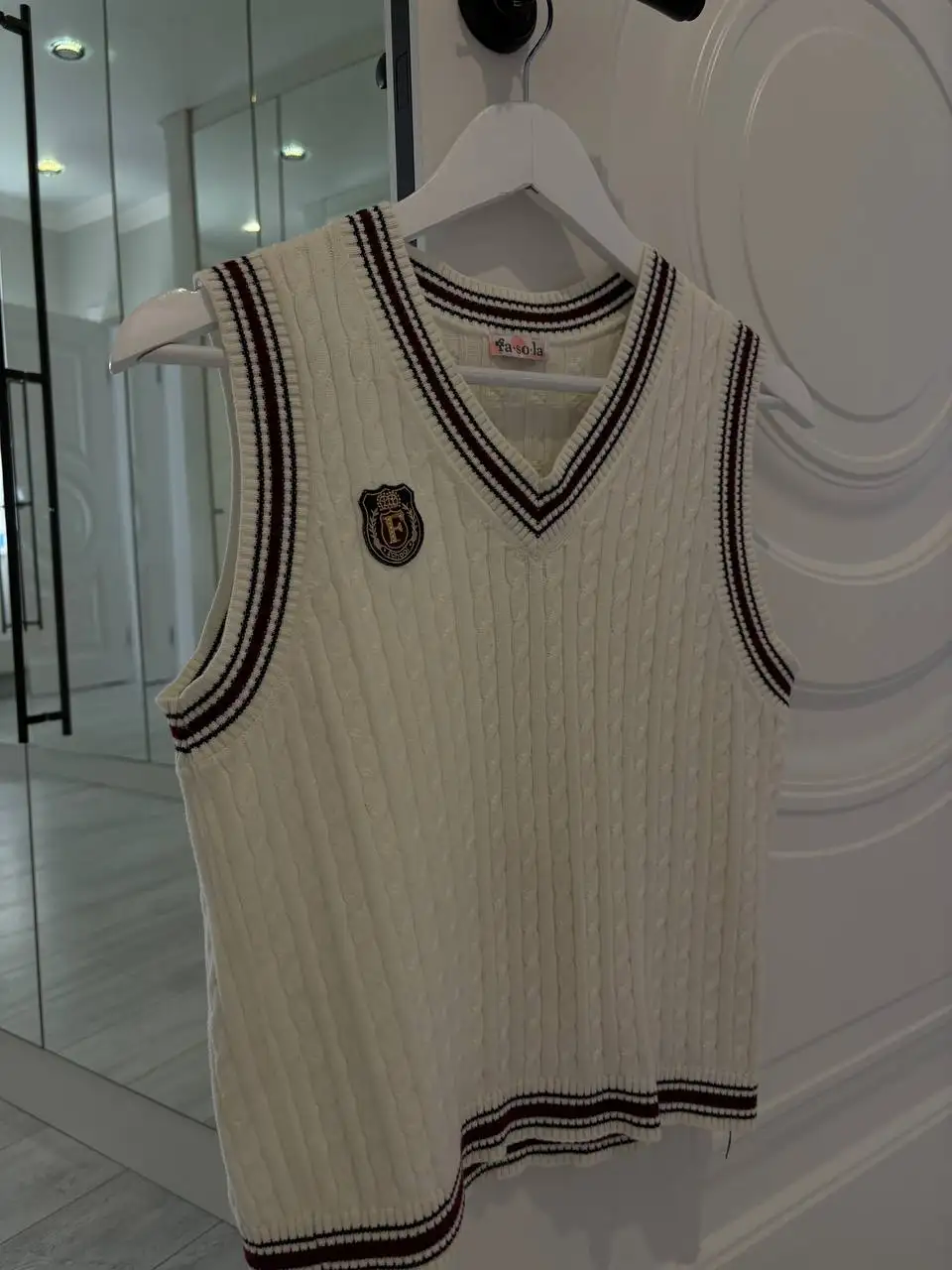 Продам женские вещи: жилетка, свитер, юбка Oodji - Женская одежда (Одежда) в Тюмень