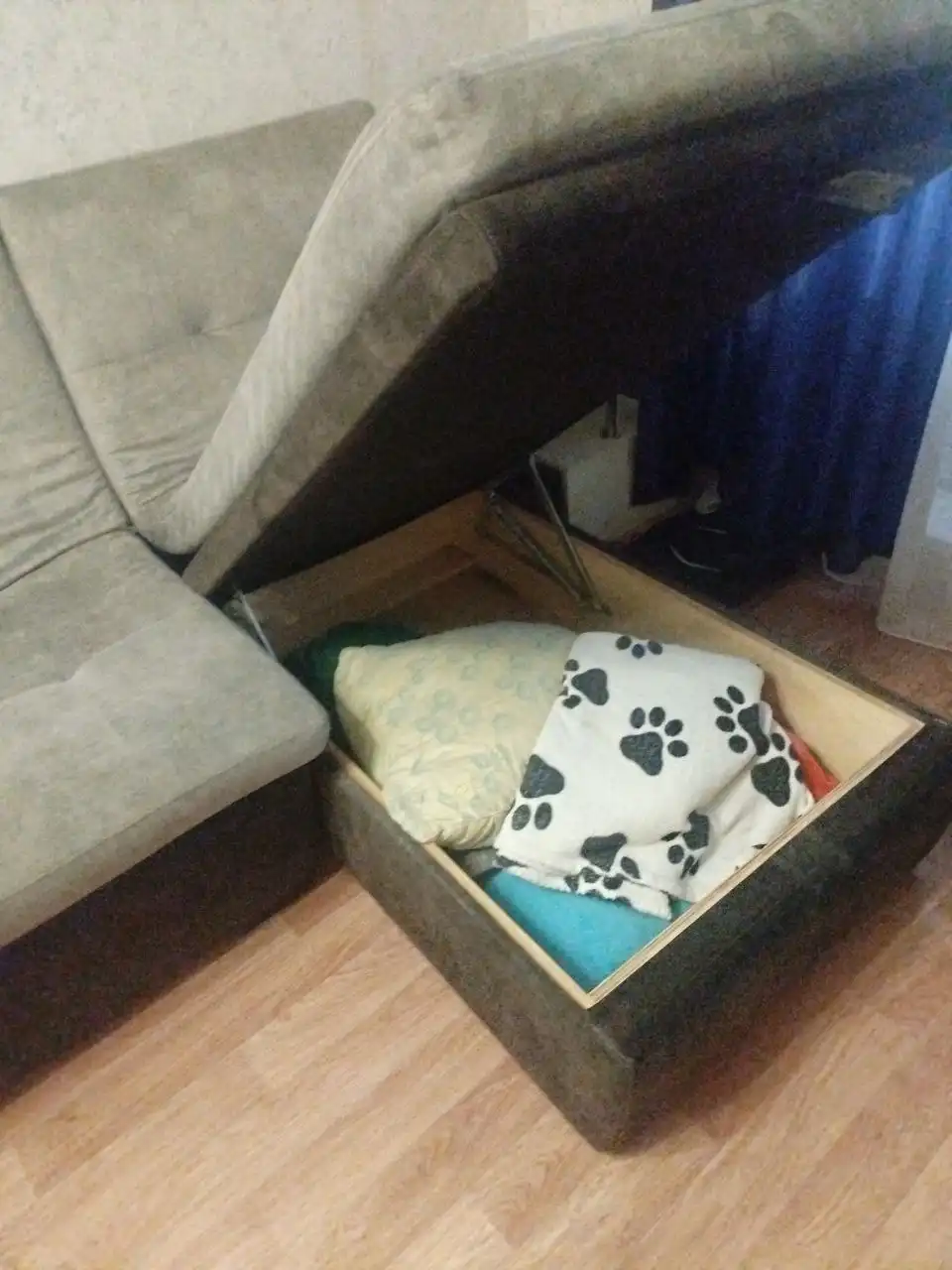 Продам диван 35, возможен торг, правый берег