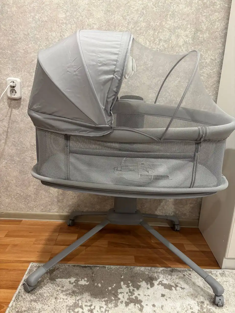 Продам детскую приставную кроватку-электрокачель Mastela Deluxe 4 в 1