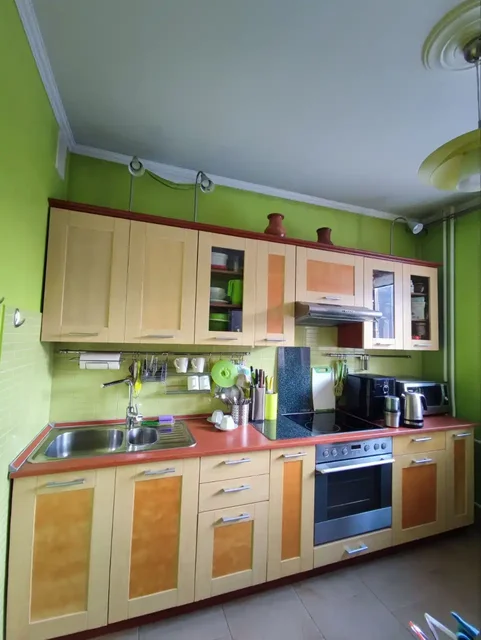 Кухонный гарнитур б/у с техникой Electrolux - Бытовая техника в Красноярск