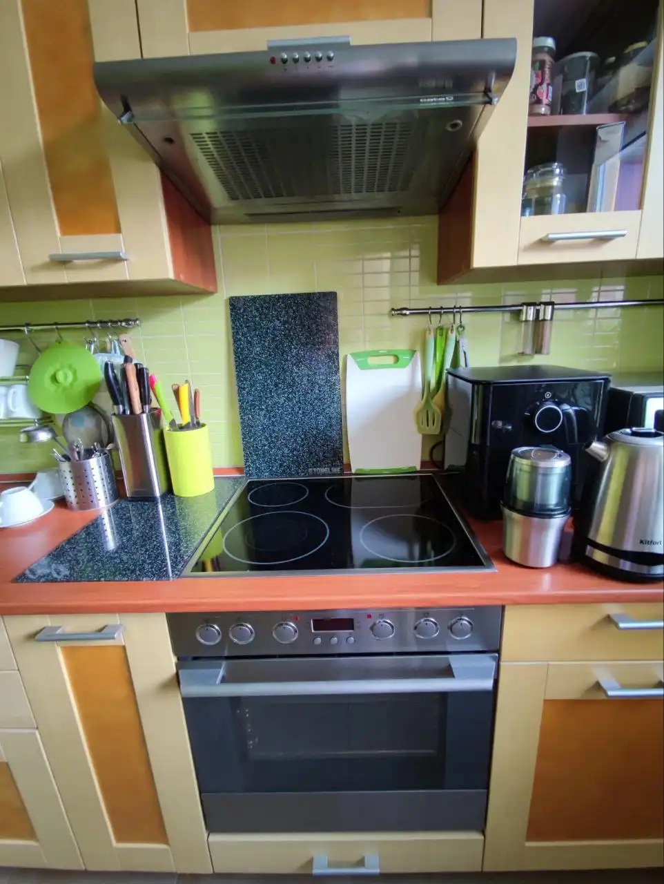 Кухонный гарнитур б/у с техникой Electrolux - Кухонная мебель (Для дома и дачи) в Красноярск