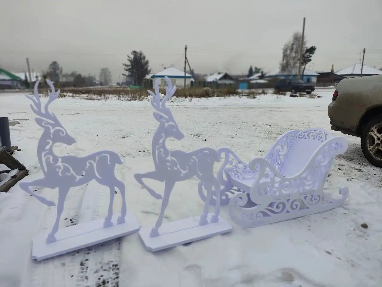 Новогодние украшения и фигуры