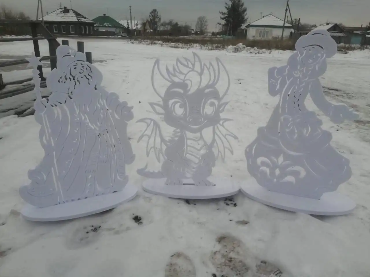 Новогодние украшения и фигуры