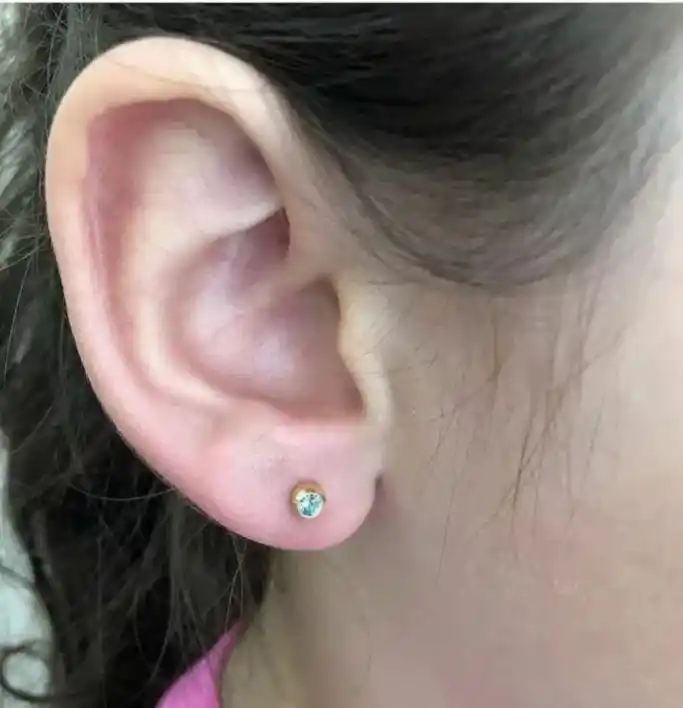 Прокол ушей пистолетом