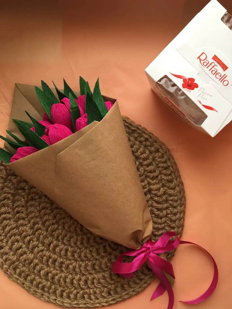 Букет из тюльпанов с конфетами Raffaello
