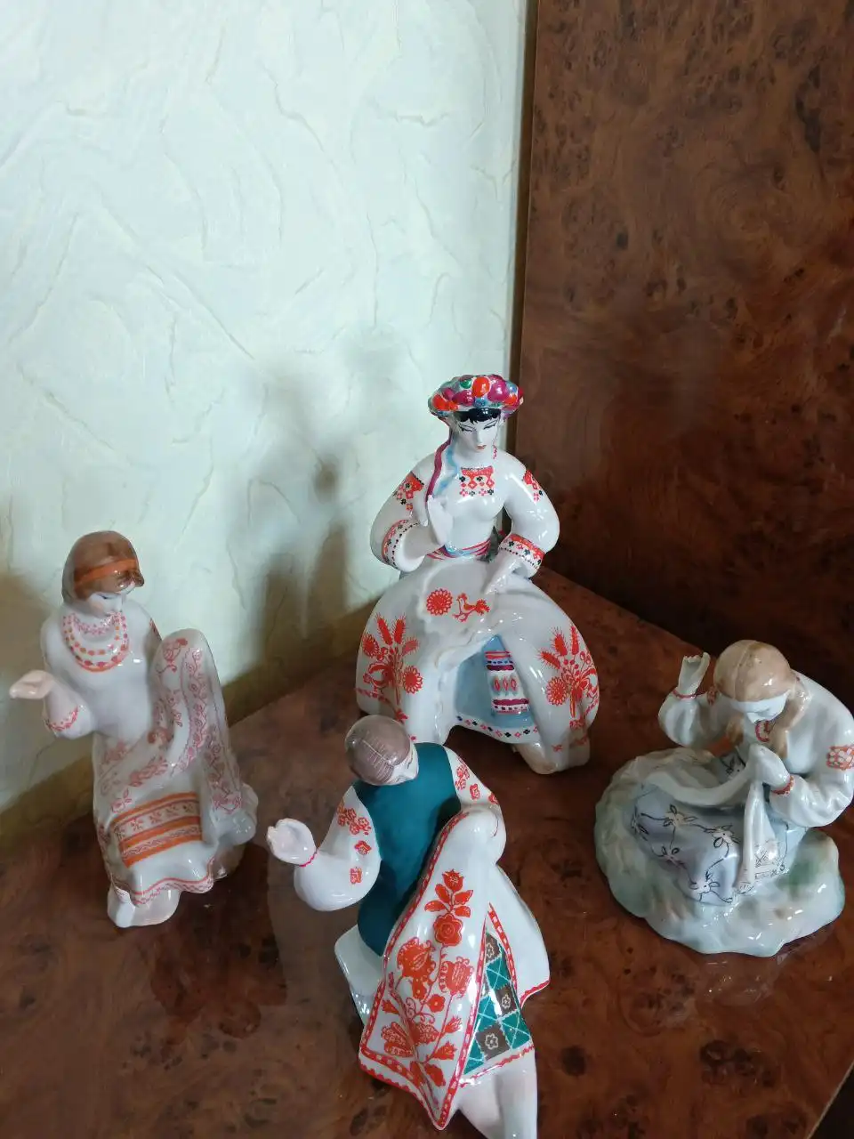 Коллекция редких статуэток ВЫШИВАЛЬЩИЦЫ