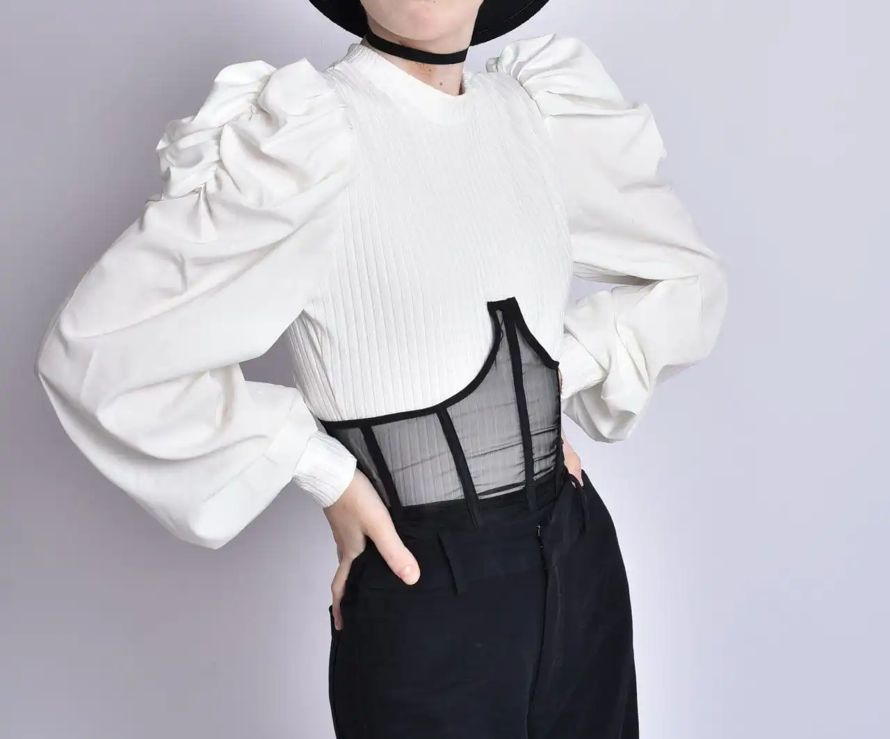 Белая блузка с длинными рукавами-буфами