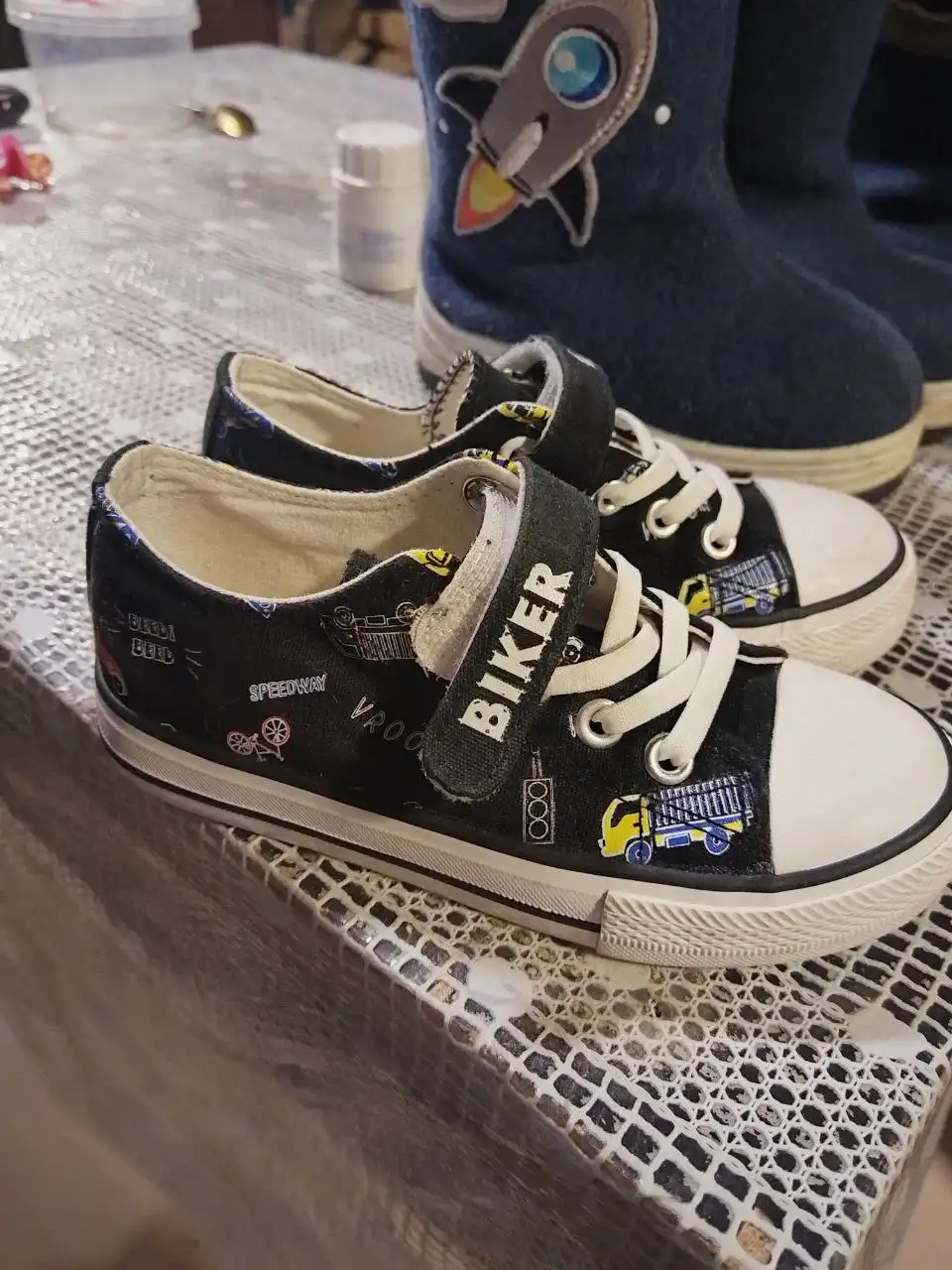 Продам зимнюю обувь и кеды размер 28 - Обувь (Барахолка) в Сургут