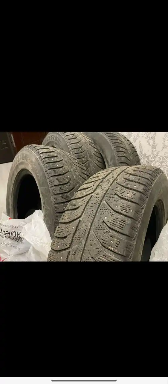 Продам комплект резины Bridgestone 235/65 R17