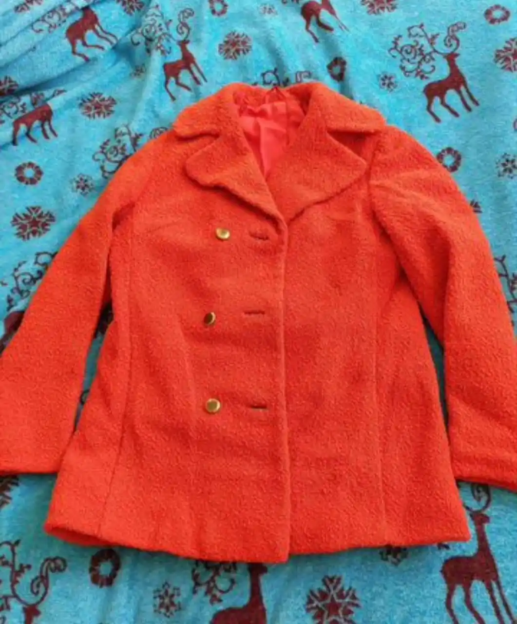 Пальто яркого цвета