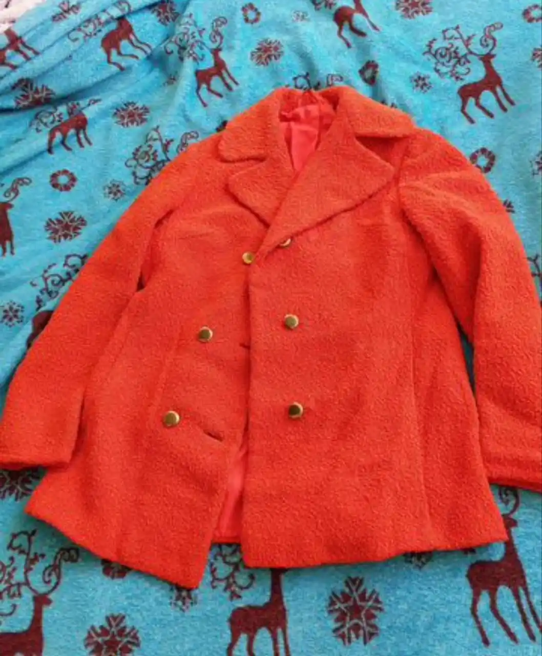 Пальто яркого цвета