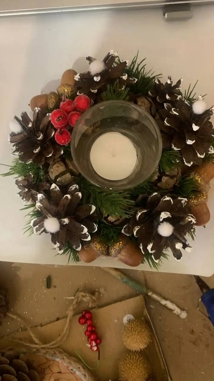 Рождественский венок и подсвечники