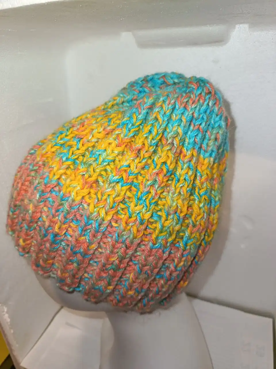 Шапка из шерсти с мохеровой нитью ручной работы