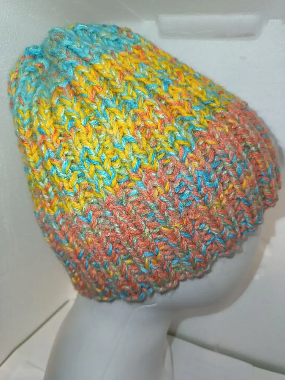 Шапка из шерсти с мохеровой нитью ручной работы