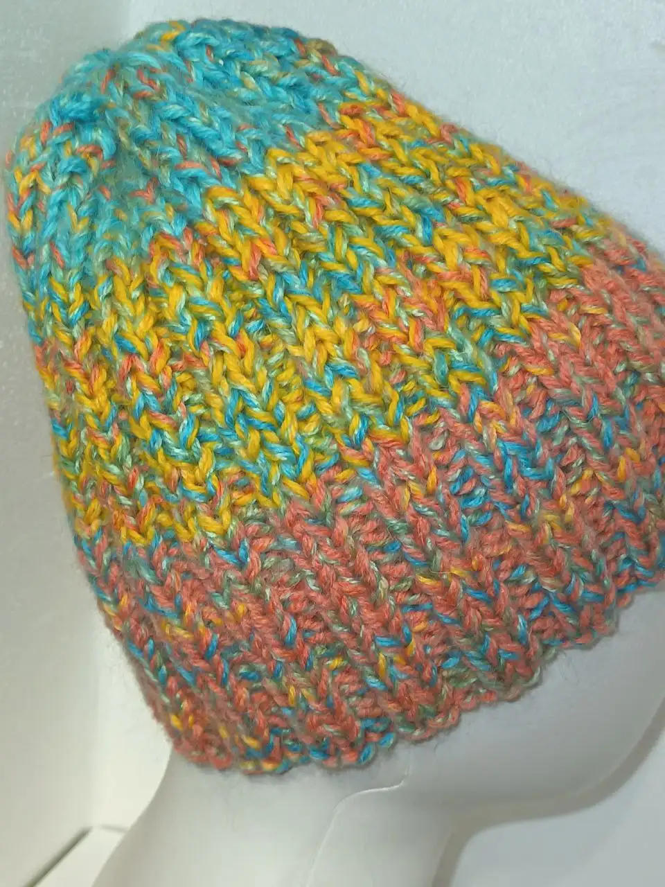 Шапка из шерсти с мохеровой нитью ручной работы