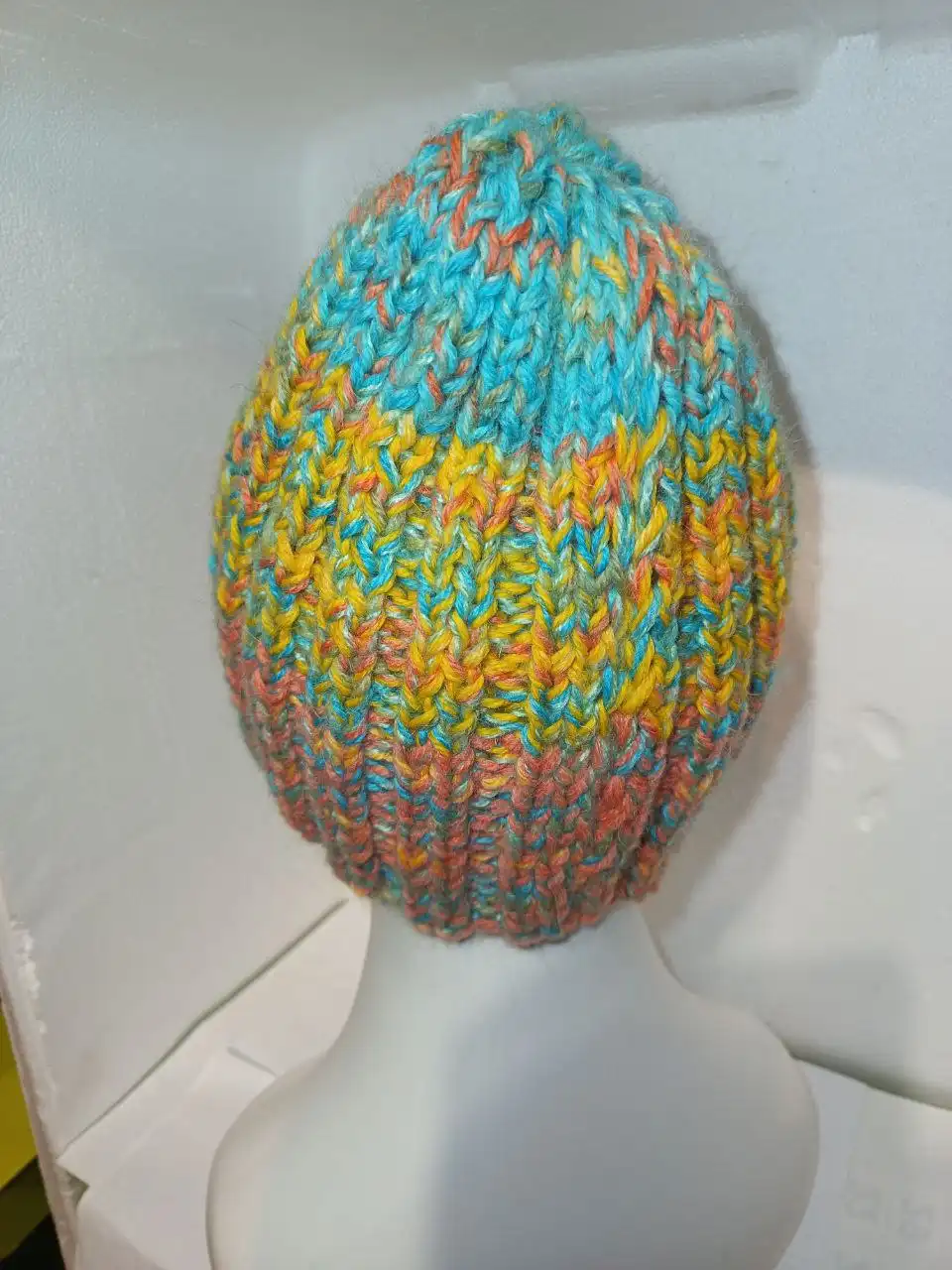Шапка из шерсти с мохеровой нитью ручной работы