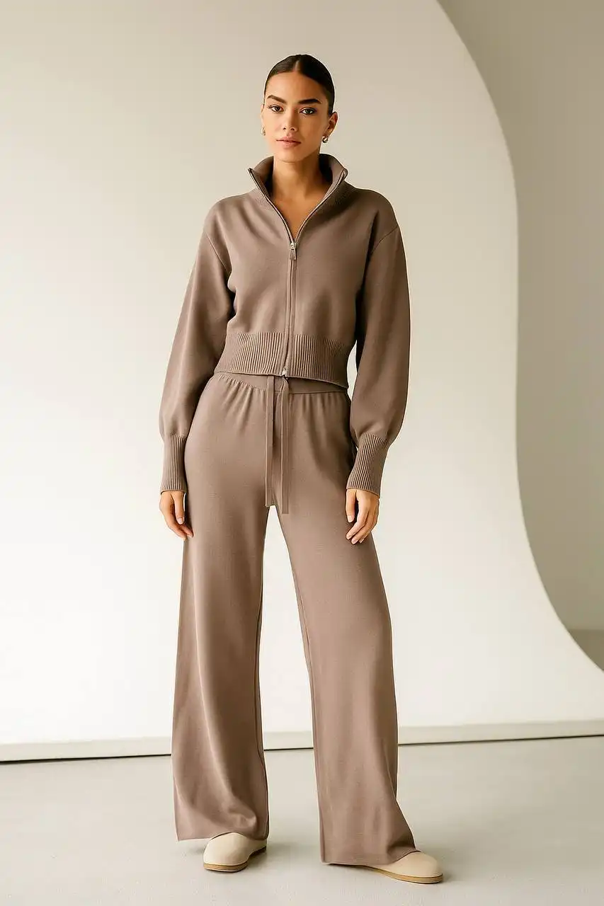 Продажа женской одежды и аксессуаров: костюмы, дубленка, куртка, лосины, носки