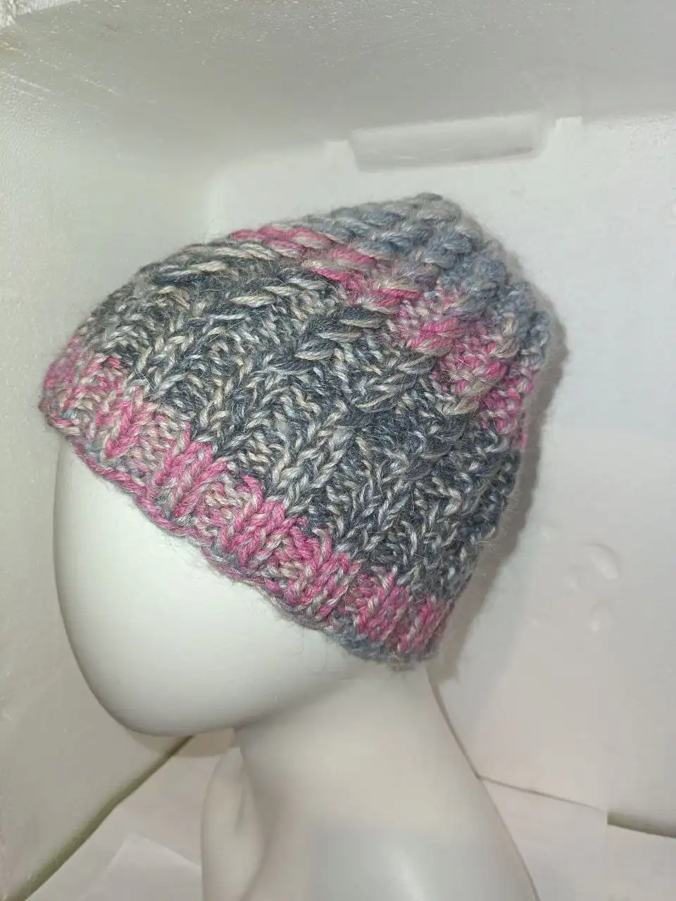 Шапочка ручной работы из шерсти и мохера