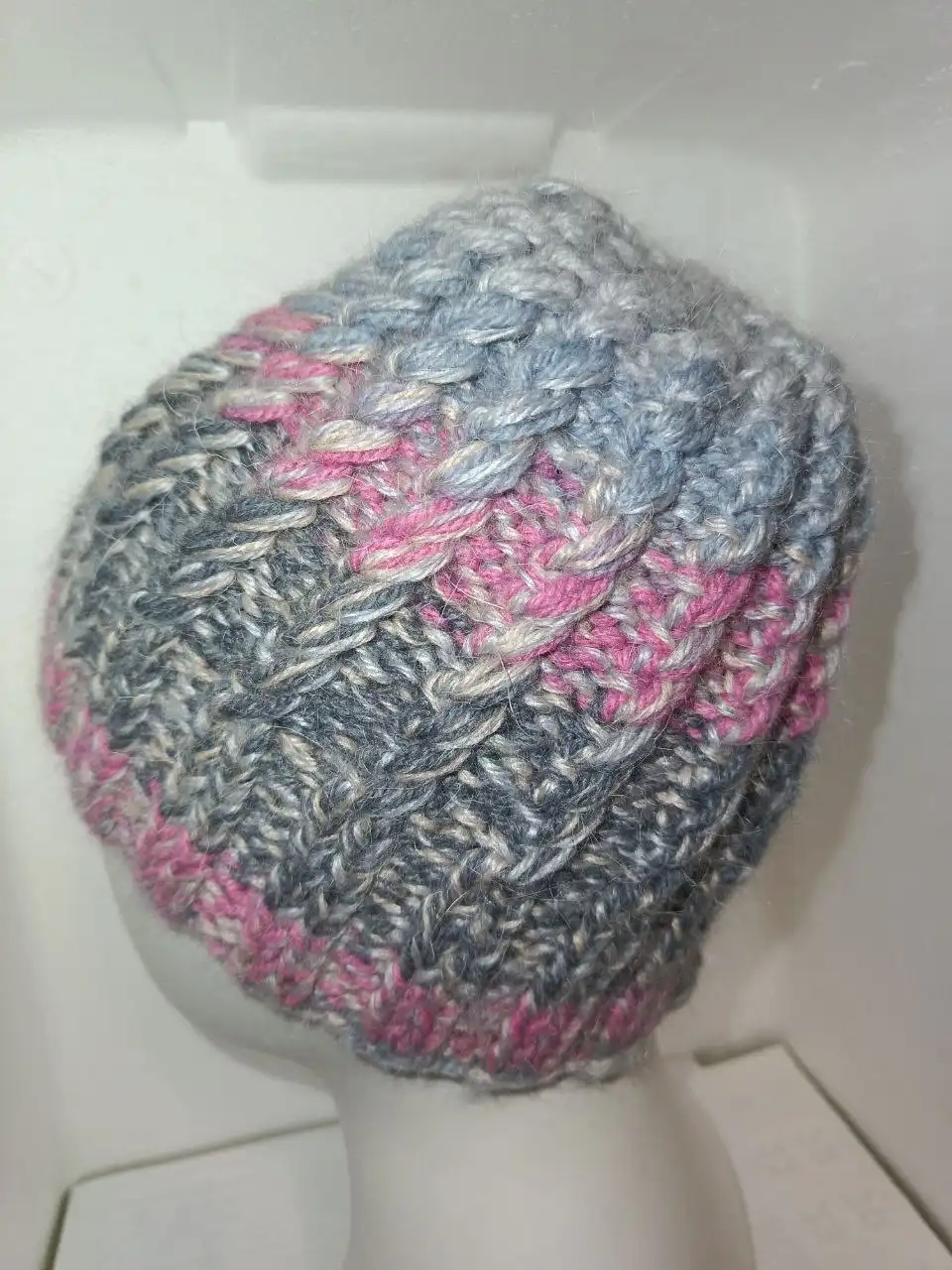 Шапочка ручной работы из шерсти и мохера