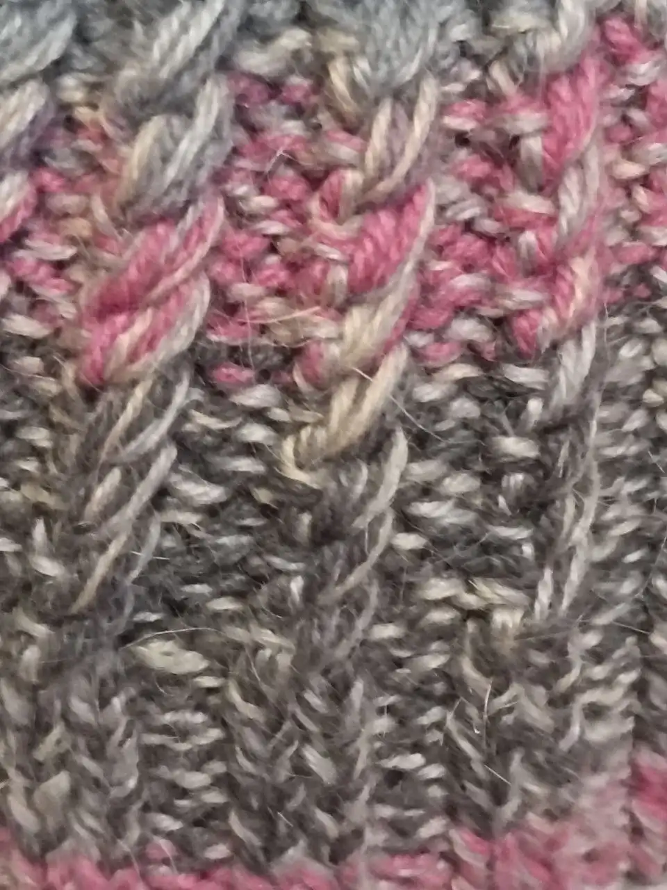 Шапочка ручной работы из шерсти и мохера