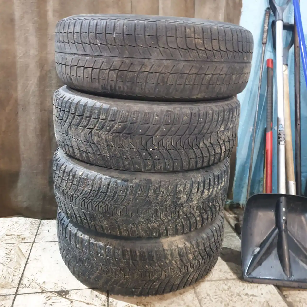 Комплект зимней резины Michelin 215/65 R16 с дисками - Шины и диски (Авто) в Москва