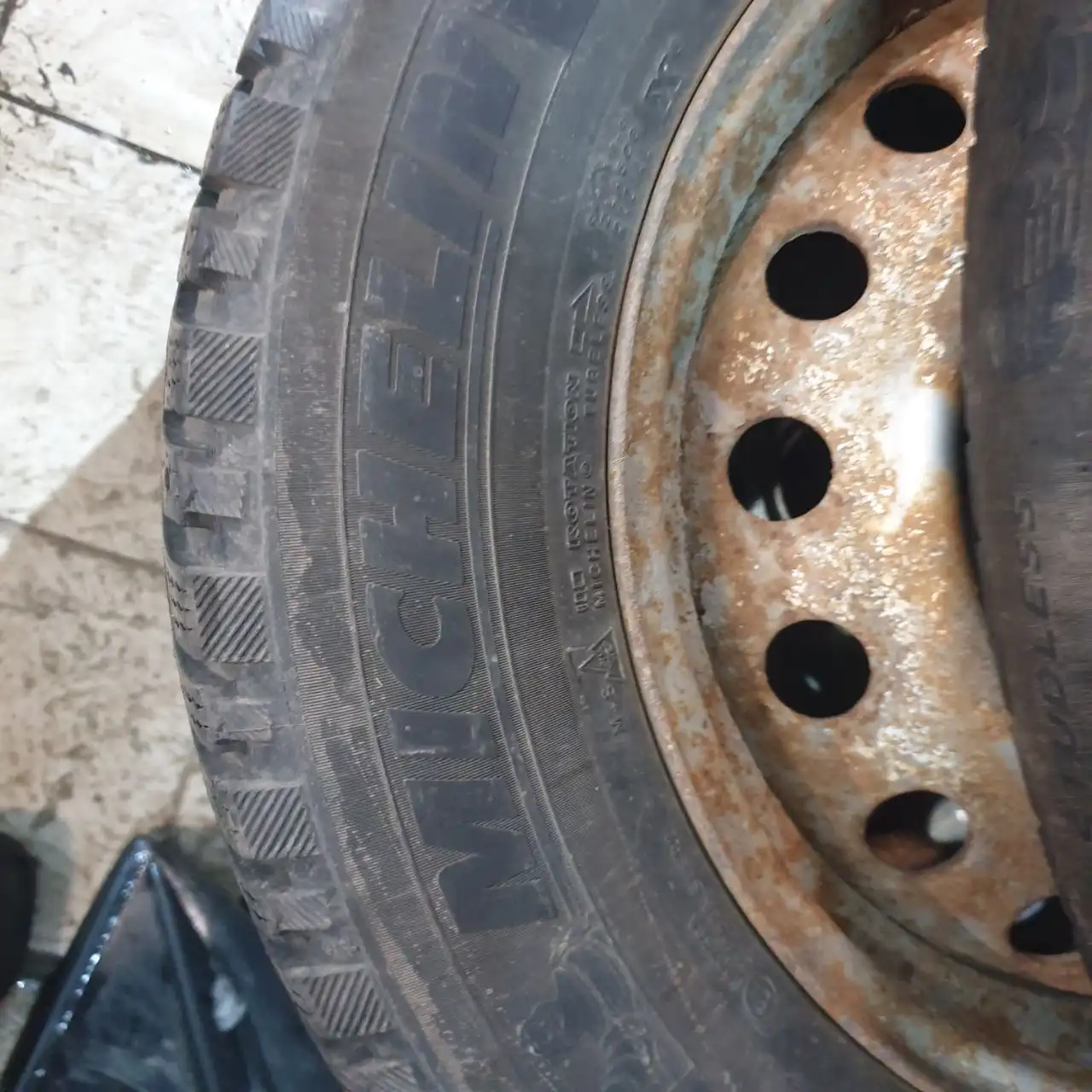 Комплект зимней резины Michelin 215/65 R16 с дисками - Шины и диски (Авто) в Москва